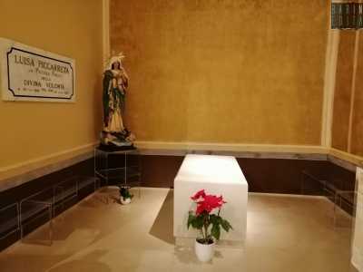 ...per poi concentrarci sull�ala destra dell�ambiente. Qui osserviamo prima il sepolcro di Luisa Piccarreta, mistica coratina scomparsa nel 1947